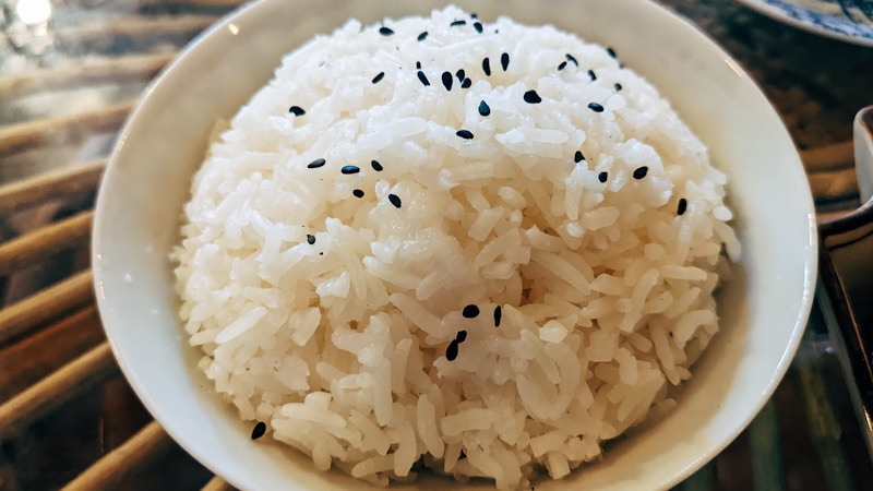 おにぎりが固くなる原因は？防ぐコツと復活アイデアをやさしく紹介