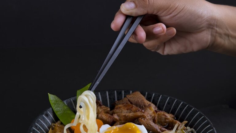 家系ラーメンはスープを飲まないと何キロカロリー？太りにくい食べ方も紹介