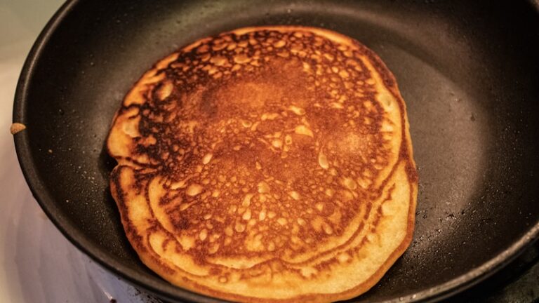 ホットケーキは牛乳の代わりに水でOK？味の違いとふっくら作るコツ