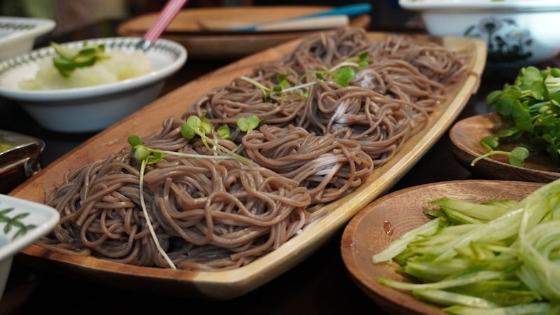 蕎麦一人前は何グラム？乾麺生麺の目安と量り方ガイド