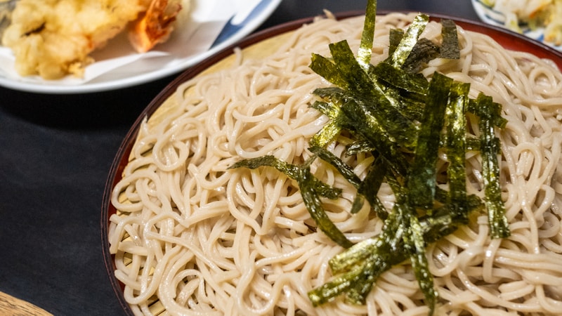 蕎麦一人前は何グラム？乾麺生麺の目安と量り方ガイド