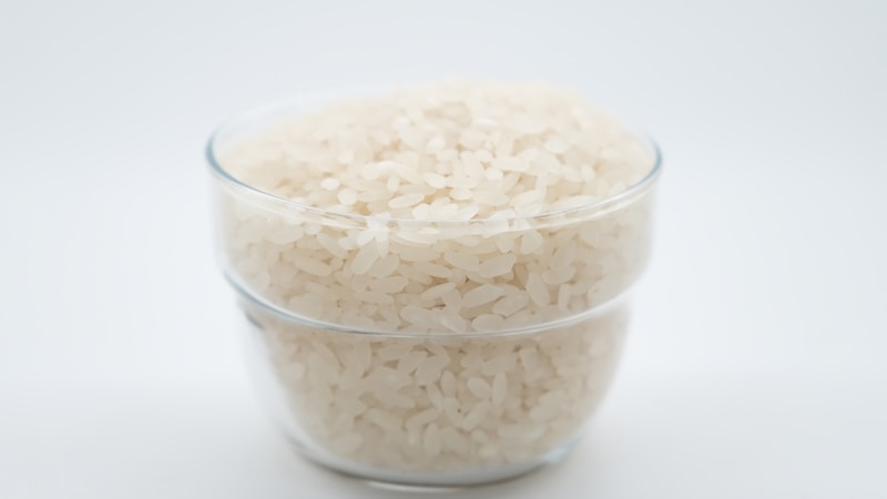 コンビニおにぎりは何グラム?大手3社の重さとご飯量の目安