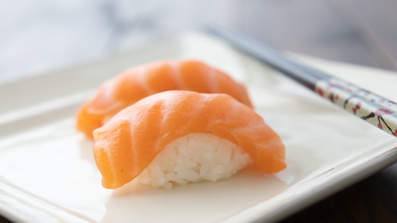 コンビニおにぎりは何グラム?大手3社の重さとご飯量の目安